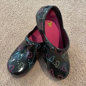 ANYWEAR Slip-Resistant Hearts Nurse Clogs For Women